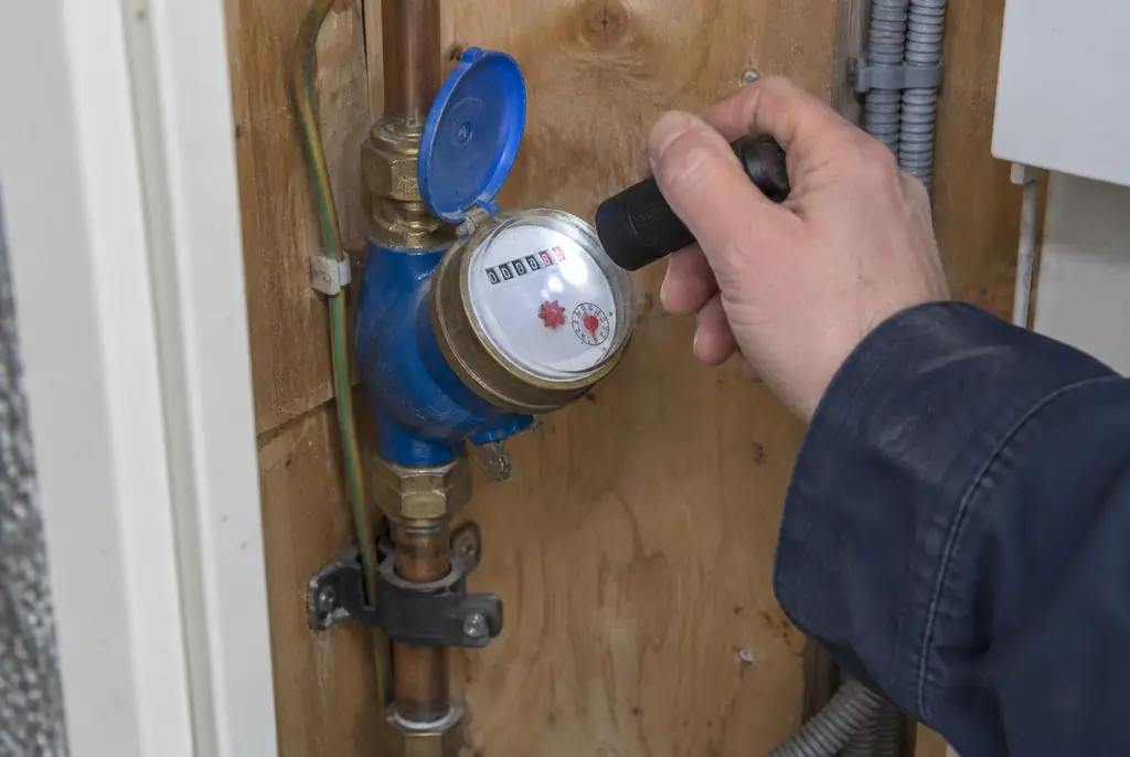 Lekdetectie Oss – watermeter in de meterkast controleren met een zaklamp